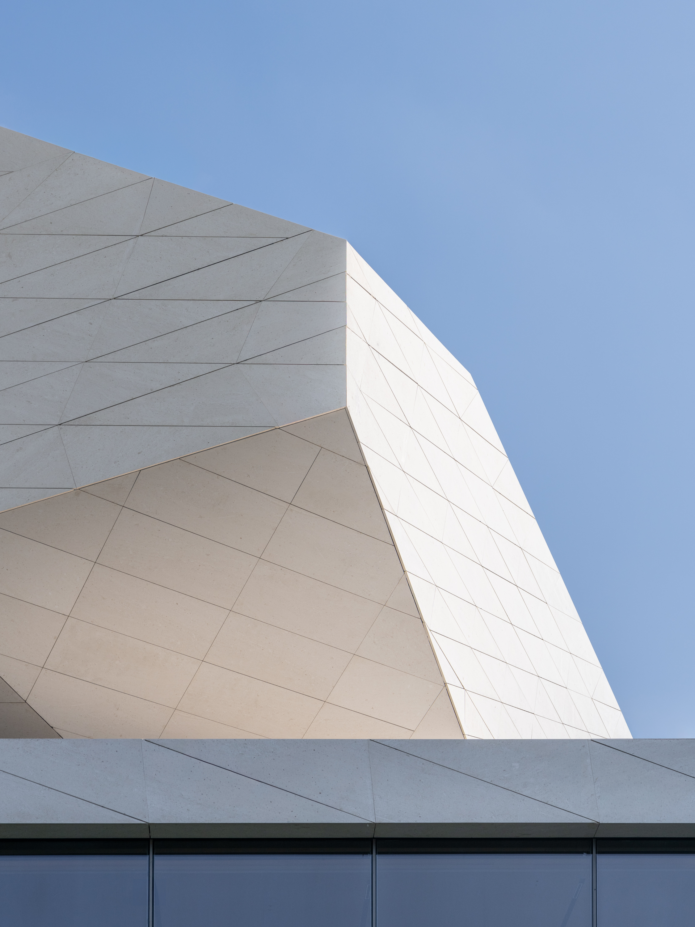 line+新作「石棱镜」，叠石望海，激活大连凌水湾滨海地景