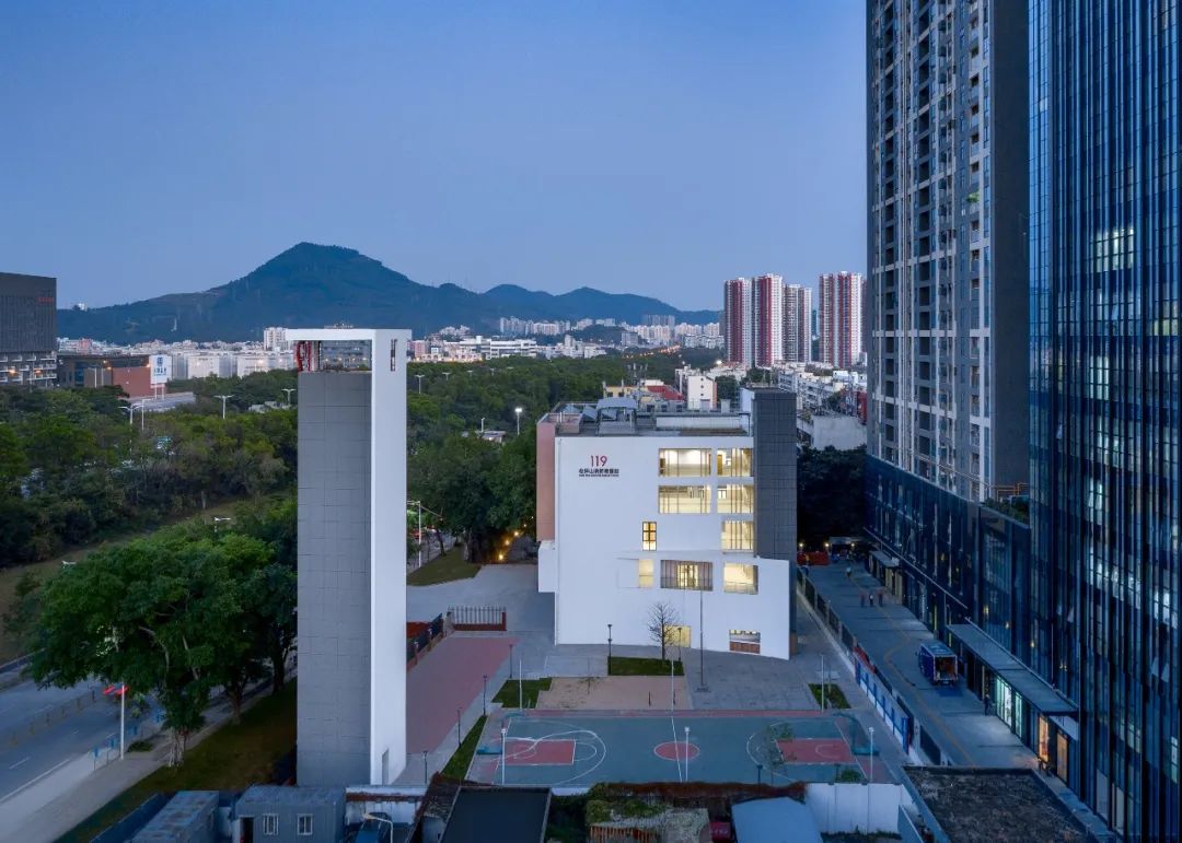 “内院式消防站”的布局，简洁现代的立面——深圳市公安消防支队松坪山消防站设计