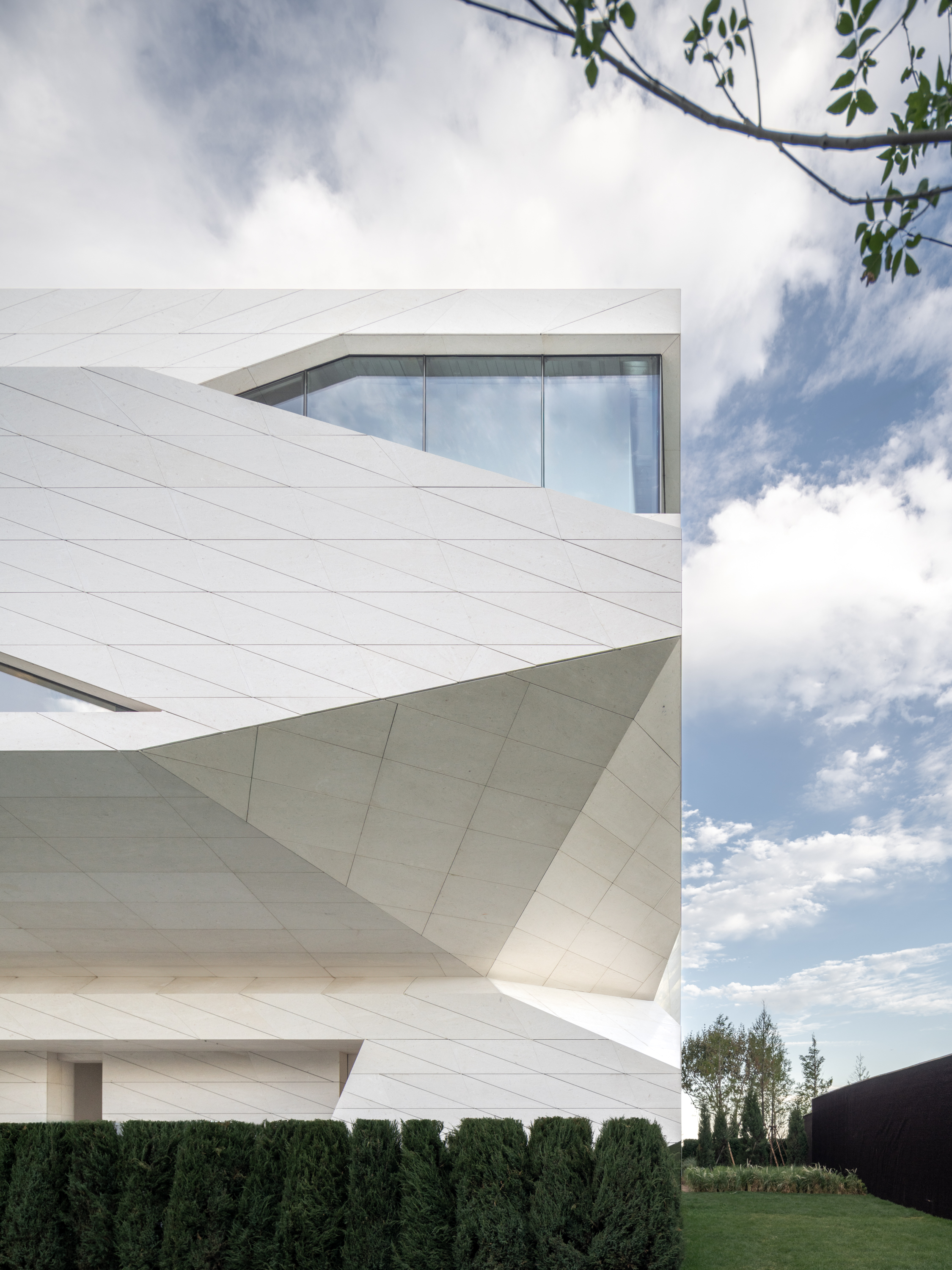 line+新作「石棱镜」，叠石望海，激活大连凌水湾滨海地景