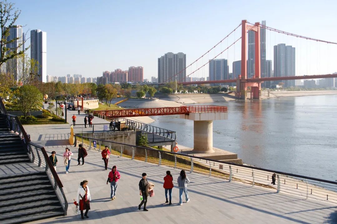 文化锚点的公共性重构：武汉长江天地和集与滨江公园更新 / 正象设计