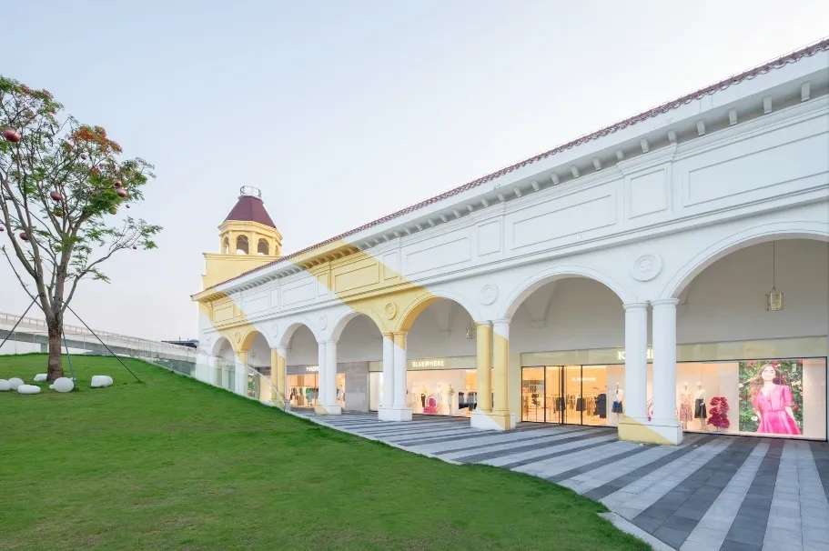 易加设计+都市实践刘晓都工作室｜广州八号仓流溪河奥莱小镇改造： 被时代抛弃的欧陆风如何重焕生机