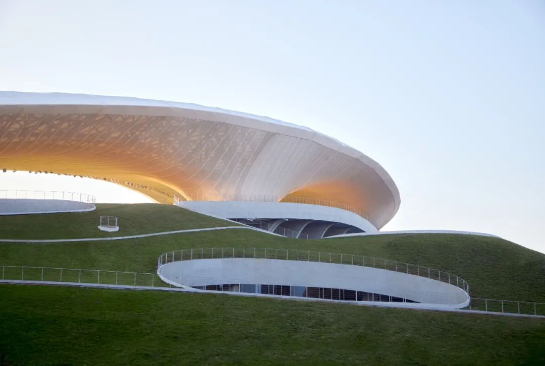 “消失的体育场”建成,马岩松/MAD全球最大覆土建筑群设计