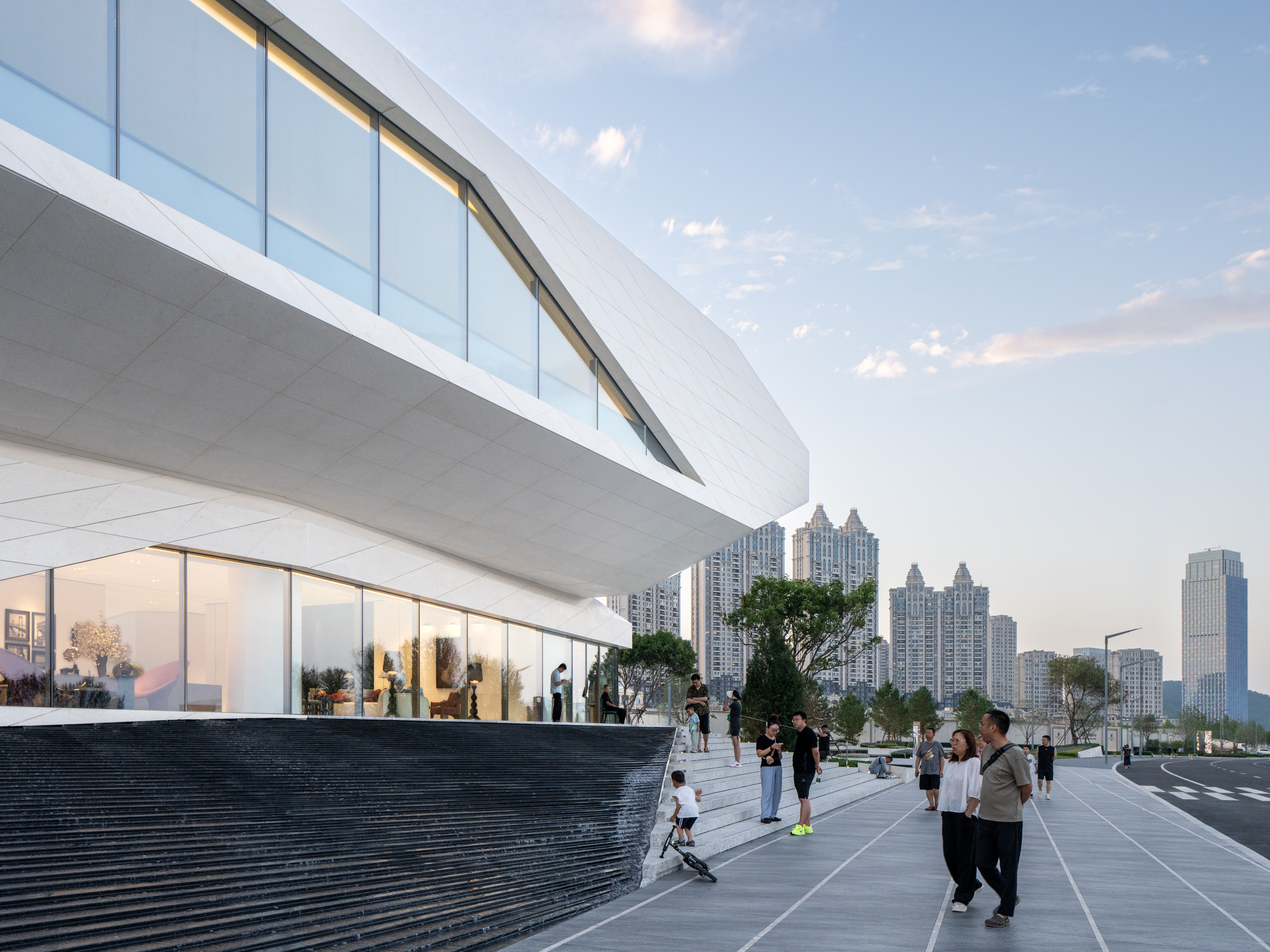 line+新作「石棱镜」，叠石望海，激活大连凌水湾滨海地景