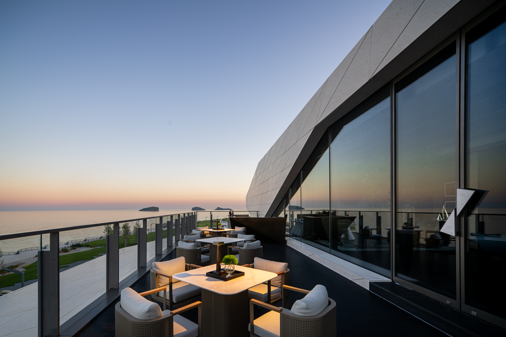 line+新作「石棱镜」，叠石望海，激活大连凌水湾滨海地景