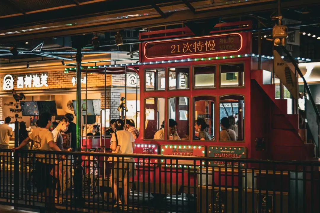 缤纷夜经济，购物中心升腾的“烟火气”