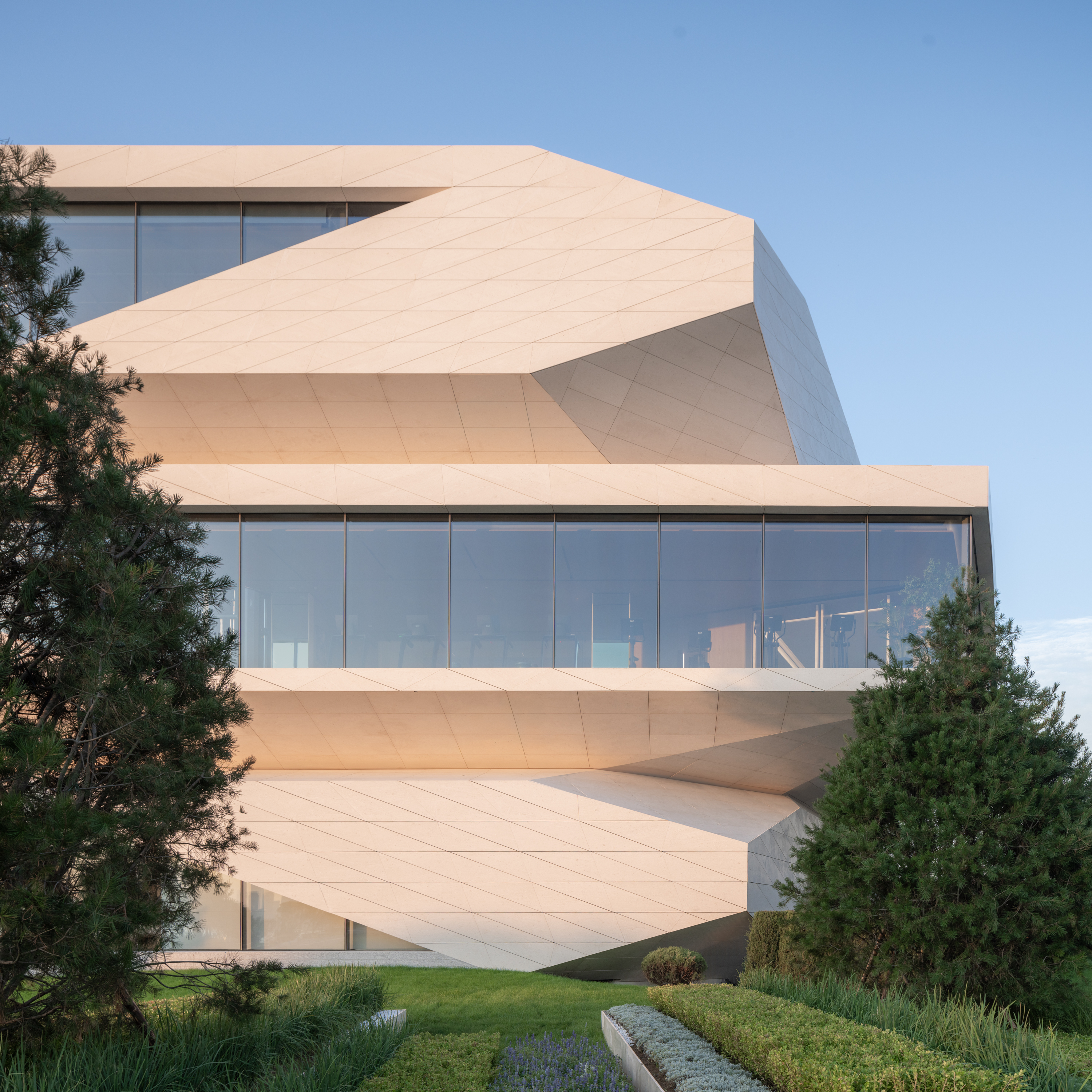 line+新作「石棱镜」，叠石望海，激活大连凌水湾滨海地景