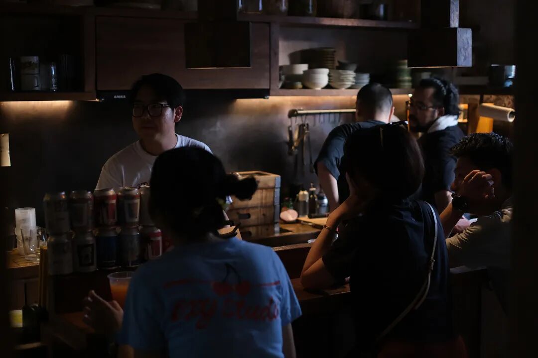 谢柯:物向后退,人往前走
