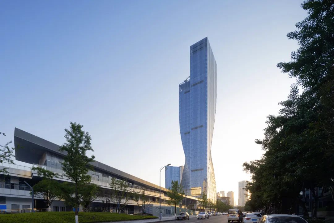 Aedas新作 | 重庆山城中的“极光之舞”，世界级双曲面幕墙建筑竣工
