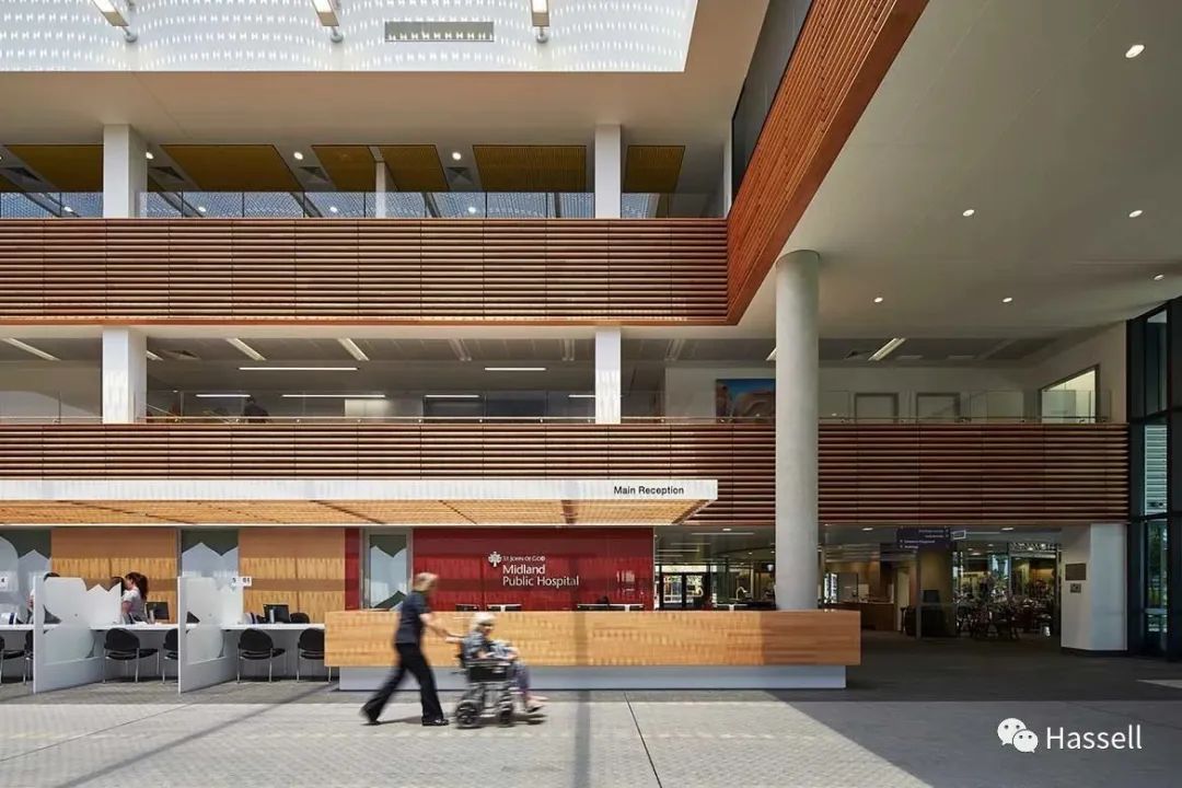 包容性和普适性设计如何提升医疗设施用户的健康和幸福感？