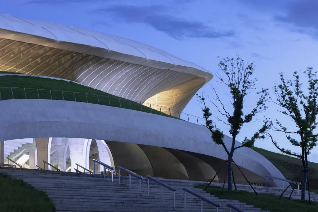 “消失的体育场”建成,马岩松/MAD全球最大覆土建筑群设计