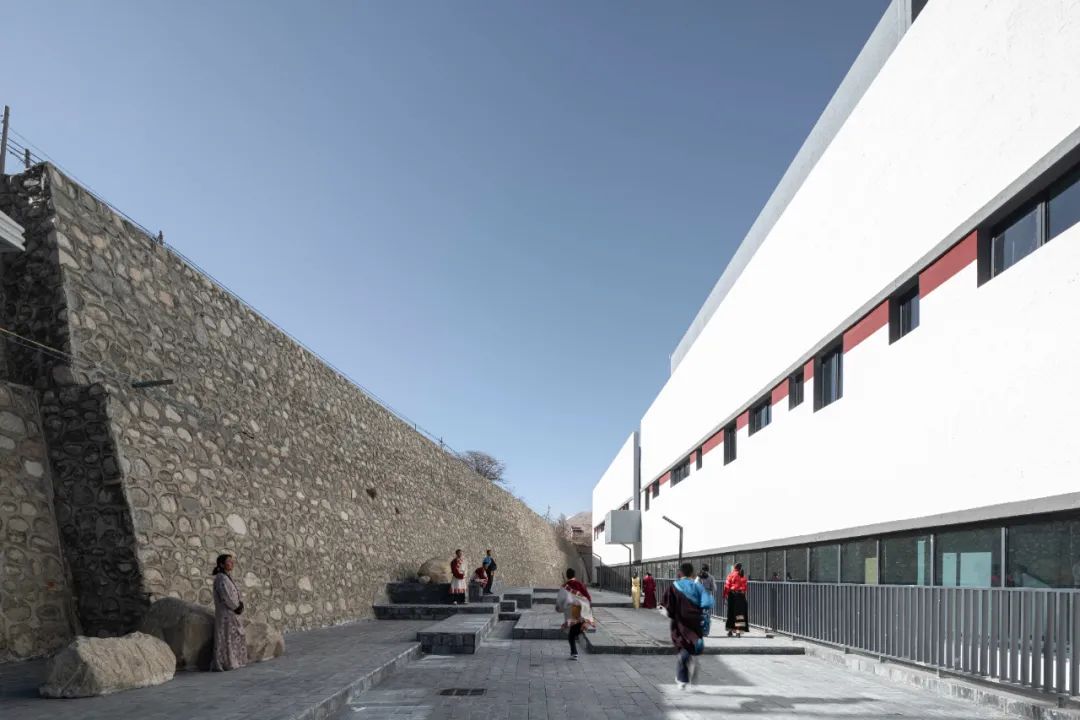 新作丨洛扎县中学多功能艺术中心 - 光之峡谷 / 肖诚-深圳华汇
