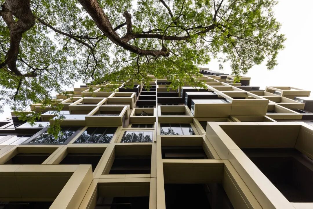 新加坡「隽峰」住宅完工，MVRDV 的像素化立面设计为高端预制建造塔楼赋予独特的藤蔓意象