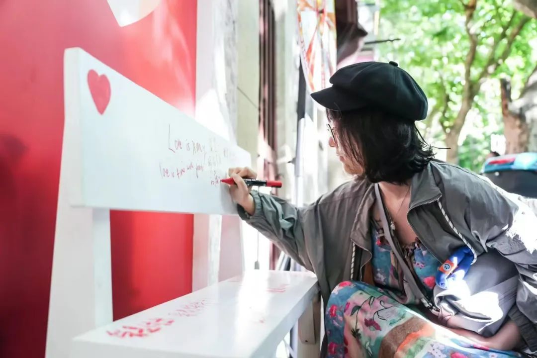 我朋友代理了一个巴黎潮牌眼镜品牌，在上海开了国内首店。  那时候，我正好在读两本书《潮牌之路》《卖什么都是卖体验》，就边看书边结合实际案例思考，如果我是她，代理这么一个巴黎潮牌眼镜品牌，如何一步步在国内打造品牌，形成裂变。  我朋友本身有成熟的商业思路，如今把这个品牌经营的有声有色，我随时翻到小红书的KOL视频里都能看见她的眼镜店的身影，又上了央视新闻作为国内首店的代表之一，又很快的马不停蹄的准备在淮海路开第二家店了。  我是无意间翻到之前的读书笔记，梳理一下当时的思考，发现她做的简直太棒了。  1. 新生代消费者参与品牌塑造的积极性日益高涨，让消费者参与品牌塑造，培养和激励他们的分享欲望。  2. 宣扬一种理念，眼镜也是服饰的一部分，潮人不只要不撞衫，也要不撞眼镜。  3. 征集摄影作品，佩戴该品牌的眼镜拍摄有风格的照片，可以接受投稿后，在官方的小红书账号上进行发布。  4. 塑造和定位品牌形象，和目标消费者的个人形象进行关联，定位潮牌、时尚、年轻，邀请设计师们做KOL代言，强化标签。  5. 通过宣传，邀请目标消费者不只是单独来购物，而是姐妹们一起，将一些有相似度的又有点不同的款式进行捆绑，形成闺蜜联合款，好基友款。是好闺蜜就戴一个品牌的眼镜一起出街。  6. 眼镜是易耗品，而不是通常来说一副眼镜戴好多年直到镜架变形了才换。  7. 打造品牌社群，在社群中通过艺术分享等方式，巩固品牌的艺术调性，吸引爱艺术的人们关注和加入社群。  8. 作为国内首店，让前期的顾客能够作为新生事物尝鲜者，心生自豪感。  9. 发展一些品牌衍生品，小礼物，促进消费和传播。  10. 只有价值定位清晰的产品，结合适当的品牌包装，才能长久赢得客户。  品牌战略  1. 刚开始注重，“为何用户选择我”，然后思考“怎样满足消费者需求”，而不仅仅关注产品本身，最后着手打造“什么样”的品牌。  2. 品牌和用户之间要有通畅、深入的沟通渠道，比如小红书？能够及时接收到客户的反馈和需求。  3. 宣传公司的品牌故事，使大众产品成为一个内涵丰富的品牌。  4. 采访顾客，征集他们与品牌产品之间的故事，可以在店内设置照片墙，以及将小红书为虚拟空间设立线上的故事墙和照片墙。打造出“戴这个品牌的眼镜的用户都是一群富有创意而且非常有趣的人”  5. 你不必自己推广产品，你只需要编写一些故事，让大家乐于口口相传，互相分享。  6. 眼镜引申出“看世界”“看人”“走出去”“眼睛的交流”“透过眼镜看到美”等立意  7. 独特的故事主张，创作品牌暖情小故事，就像当初的益达口香糖广告系列，比如一些偶遇、爱情、相约、温情、偶像剧连续剧短剧进行传播。  8. 定制印有眼镜的T恤  9. 反复讲好品牌故事，让大家形成一致看法，他们会自发的宣传你的品牌。  10. 想一句口号。  11. 推出一些新款的样片，邀请大家免费试戴一周? 要求是需要朋友圈发照片。  12. 狂热？执着？信念？大胆？真诚？表达？活力？思考如何让品牌与这些相关联。  13. 公益行为。比如，送眼镜给一些非目标客群，他们没有能力得到适合的眼镜，然后讲这些公益行为记录，传播，在店里照片墙展示等。制定切实可行的公益营销战略，必须建立与目标受众产生情感共鸣的纽带。比如，如今的快递小哥群体，大厂失业群体等。让客户和社会公众觉得你的公益行为真实可靠且可持续发展。  14. 产地比产品更重要。比如，强调品牌来自巴黎。  15. 注重客户体验，比如，快递眼镜的时候，店长手写的卡片，祝福，以及包装盒的设计感等。  16. 店里放拍立得。邀请顾客买完就拍照留念，在店里留下靓影。  17.对于进店后没有购买的顾客，留下他们的需求，希望的款式和使用场景，下次上新品的时候可以及时告诉他们。  18. 分销，带客，裂变。  19.个别款式做到稀缺性，独一无二。  20.上新款的时候，第一个购买的顾客有命名权，可以在官方小红书账号上官宣。  21. 多为顾客定制产品或者定制服务。  22. 先将店长和店员的认识的朋友建个品牌初始群，然后邀请每个朋友拉5个新朋友入群，每增加50或者100个时候，开始抽奖，送一副眼镜。中奖的要离开群，但是要再5个或者10个进群。  23. 每个到店领眼镜奖品的人必须带一个朋友来。  24. 发动大家一起出点子。  图片来源：品牌主理人Michelle Ye