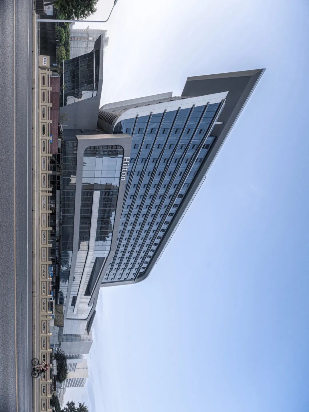 上海新虹桥灿辉希尔顿五星级酒店丨一幅展现流线与速度感的立面画卷