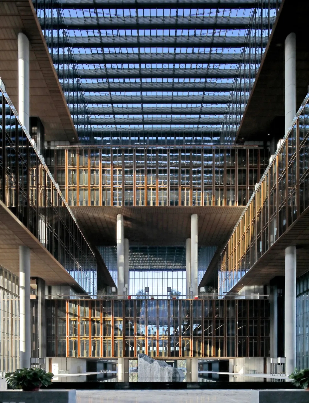 建筑内部空间构成复杂.