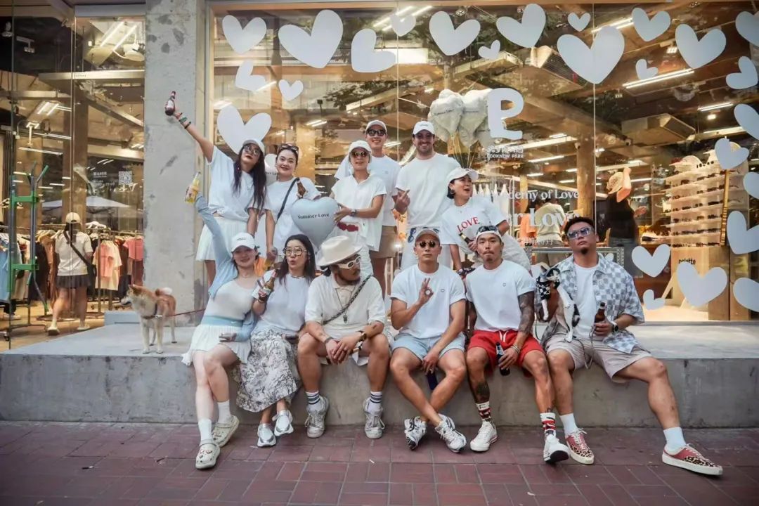 我朋友代理了一个巴黎潮牌眼镜品牌，在上海开了国内首店。  那时候，我正好在读两本书《潮牌之路》《卖什么都是卖体验》，就边看书边结合实际案例思考，如果我是她，代理这么一个巴黎潮牌眼镜品牌，如何一步步在国内打造品牌，形成裂变。  我朋友本身有成熟的商业思路，如今把这个品牌经营的有声有色，我随时翻到小红书的KOL视频里都能看见她的眼镜店的身影，又上了央视新闻作为国内首店的代表之一，又很快的马不停蹄的准备在淮海路开第二家店了。  我是无意间翻到之前的读书笔记，梳理一下当时的思考，发现她做的简直太棒了。  1. 新生代消费者参与品牌塑造的积极性日益高涨，让消费者参与品牌塑造，培养和激励他们的分享欲望。  2. 宣扬一种理念，眼镜也是服饰的一部分，潮人不只要不撞衫，也要不撞眼镜。  3. 征集摄影作品，佩戴该品牌的眼镜拍摄有风格的照片，可以接受投稿后，在官方的小红书账号上进行发布。  4. 塑造和定位品牌形象，和目标消费者的个人形象进行关联，定位潮牌、时尚、年轻，邀请设计师们做KOL代言，强化标签。  5. 通过宣传，邀请目标消费者不只是单独来购物，而是姐妹们一起，将一些有相似度的又有点不同的款式进行捆绑，形成闺蜜联合款，好基友款。是好闺蜜就戴一个品牌的眼镜一起出街。  6. 眼镜是易耗品，而不是通常来说一副眼镜戴好多年直到镜架变形了才换。  7. 打造品牌社群，在社群中通过艺术分享等方式，巩固品牌的艺术调性，吸引爱艺术的人们关注和加入社群。  8. 作为国内首店，让前期的顾客能够作为新生事物尝鲜者，心生自豪感。  9. 发展一些品牌衍生品，小礼物，促进消费和传播。  10. 只有价值定位清晰的产品，结合适当的品牌包装，才能长久赢得客户。  品牌战略  1. 刚开始注重，“为何用户选择我”，然后思考“怎样满足消费者需求”，而不仅仅关注产品本身，最后着手打造“什么样”的品牌。  2. 品牌和用户之间要有通畅、深入的沟通渠道，比如小红书？能够及时接收到客户的反馈和需求。  3. 宣传公司的品牌故事，使大众产品成为一个内涵丰富的品牌。  4. 采访顾客，征集他们与品牌产品之间的故事，可以在店内设置照片墙，以及将小红书为虚拟空间设立线上的故事墙和照片墙。打造出“戴这个品牌的眼镜的用户都是一群富有创意而且非常有趣的人”  5. 你不必自己推广产品，你只需要编写一些故事，让大家乐于口口相传，互相分享。  6. 眼镜引申出“看世界”“看人”“走出去”“眼睛的交流”“透过眼镜看到美”等立意  7. 独特的故事主张，创作品牌暖情小故事，就像当初的益达口香糖广告系列，比如一些偶遇、爱情、相约、温情、偶像剧连续剧短剧进行传播。  8. 定制印有眼镜的T恤  9. 反复讲好品牌故事，让大家形成一致看法，他们会自发的宣传你的品牌。  10. 想一句口号。  11. 推出一些新款的样片，邀请大家免费试戴一周? 要求是需要朋友圈发照片。  12. 狂热？执着？信念？大胆？真诚？表达？活力？思考如何让品牌与这些相关联。  13. 公益行为。比如，送眼镜给一些非目标客群，他们没有能力得到适合的眼镜，然后讲这些公益行为记录，传播，在店里照片墙展示等。制定切实可行的公益营销战略，必须建立与目标受众产生情感共鸣的纽带。比如，如今的快递小哥群体，大厂失业群体等。让客户和社会公众觉得你的公益行为真实可靠且可持续发展。  14. 产地比产品更重要。比如，强调品牌来自巴黎。  15. 注重客户体验，比如，快递眼镜的时候，店长手写的卡片，祝福，以及包装盒的设计感等。  16. 店里放拍立得。邀请顾客买完就拍照留念，在店里留下靓影。  17.对于进店后没有购买的顾客，留下他们的需求，希望的款式和使用场景，下次上新品的时候可以及时告诉他们。  18. 分销，带客，裂变。  19.个别款式做到稀缺性，独一无二。  20.上新款的时候，第一个购买的顾客有命名权，可以在官方小红书账号上官宣。  21. 多为顾客定制产品或者定制服务。  22. 先将店长和店员的认识的朋友建个品牌初始群，然后邀请每个朋友拉5个新朋友入群，每增加50或者100个时候，开始抽奖，送一副眼镜。中奖的要离开群，但是要再5个或者10个进群。  23. 每个到店领眼镜奖品的人必须带一个朋友来。  24. 发动大家一起出点子。  图片来源：品牌主理人Michelle Ye