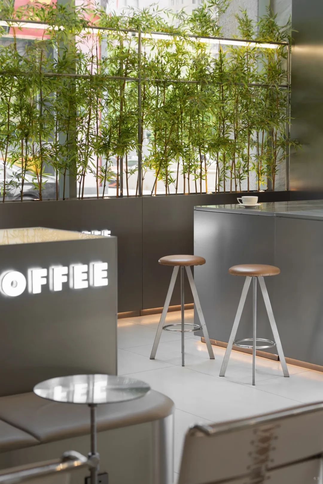新作丨不锈钢与混凝土的交错：Ticle Coffee系列设计 / 大观建筑