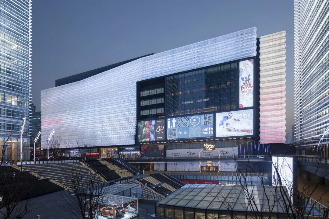 将浦东新区商业和交通配套无缝结合的公共目的地:上海浦东金融广场(上)