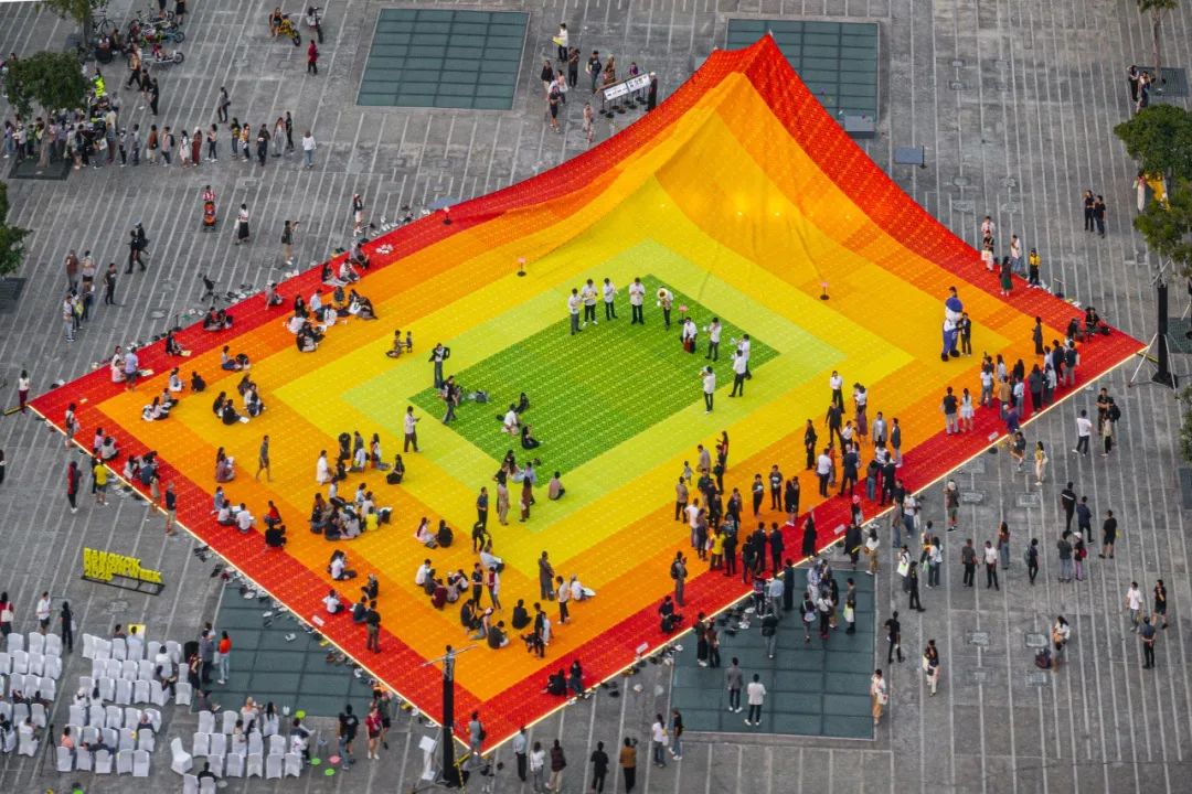 信息图像化的公共空间 | MVRDV 在曼谷设计周用再生塑料编织《巨型坐毯》