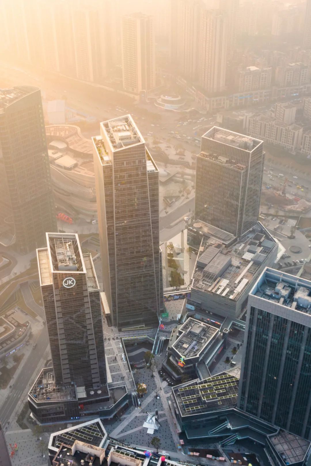 with a shared corridor通过连廊有机连接各功能区capitalising on