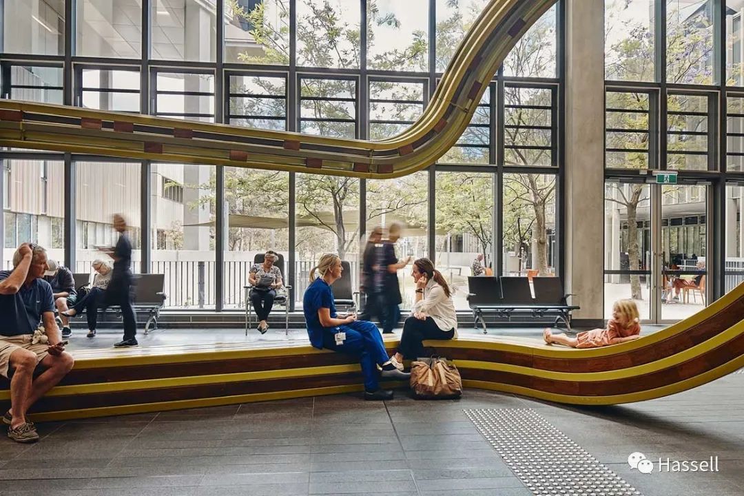 包容性和普适性设计如何提升医疗设施用户的健康和幸福感？