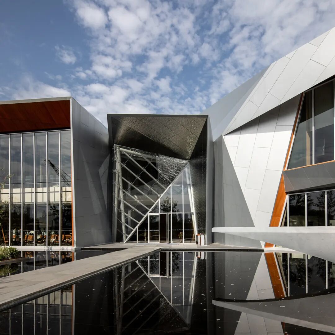 文化锚点的公共性重构：武汉长江天地和集与滨江公园更新 / 正象设计