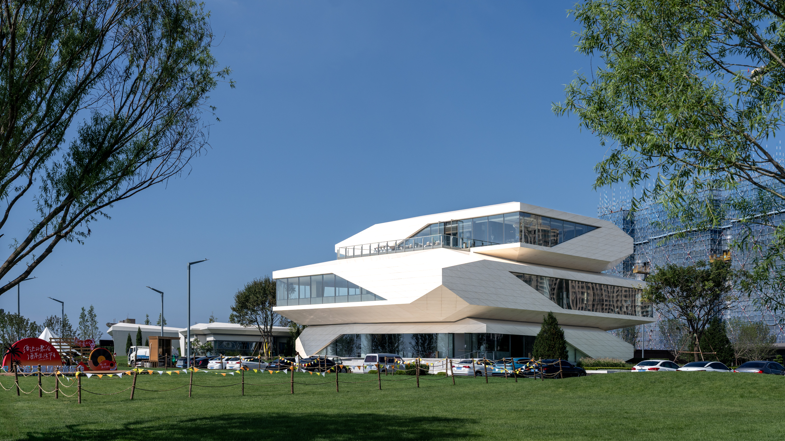 line+新作「石棱镜」，叠石望海，激活大连凌水湾滨海地景