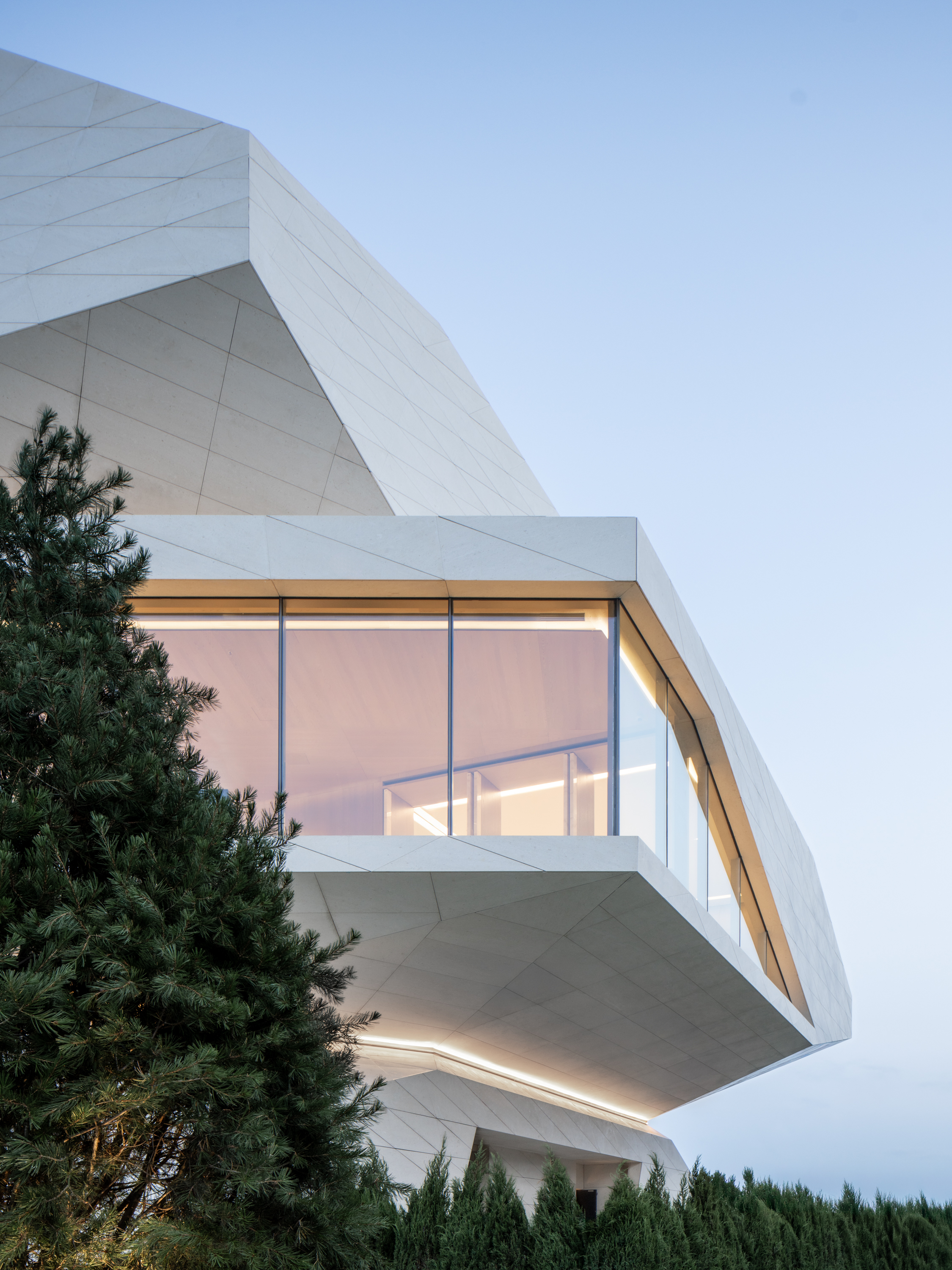 line+新作「石棱镜」，叠石望海，激活大连凌水湾滨海地景