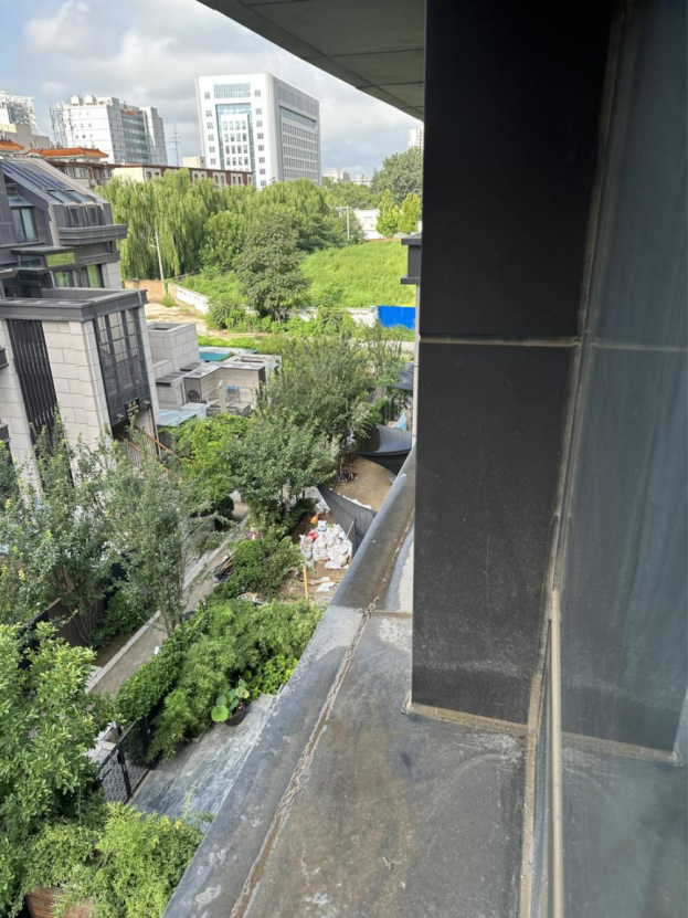 未过保修期，屋外下暴雨，屋内“泥石流” 业主：这房子住着还安全吗