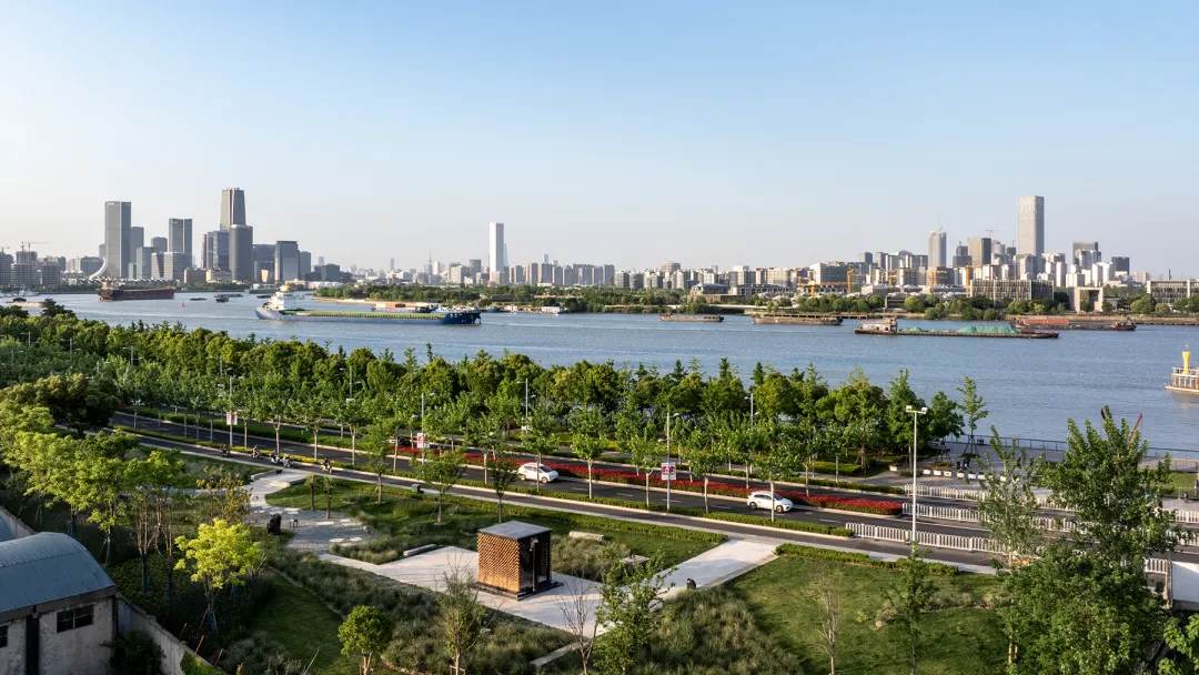 轻重对峙，line+的两个艺术装置：砖ⁿ+斗拱新艺
