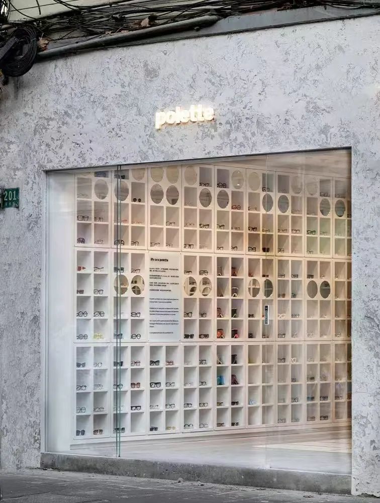 我朋友代理了一个巴黎潮牌眼镜品牌，在上海开了国内首店。  那时候，我正好在读两本书《潮牌之路》《卖什么都是卖体验》，就边看书边结合实际案例思考，如果我是她，代理这么一个巴黎潮牌眼镜品牌，如何一步步在国内打造品牌，形成裂变。  我朋友本身有成熟的商业思路，如今把这个品牌经营的有声有色，我随时翻到小红书的KOL视频里都能看见她的眼镜店的身影，又上了央视新闻作为国内首店的代表之一，又很快的马不停蹄的准备在淮海路开第二家店了。  我是无意间翻到之前的读书笔记，梳理一下当时的思考，发现她做的简直太棒了。  1. 新生代消费者参与品牌塑造的积极性日益高涨，让消费者参与品牌塑造，培养和激励他们的分享欲望。  2. 宣扬一种理念，眼镜也是服饰的一部分，潮人不只要不撞衫，也要不撞眼镜。  3. 征集摄影作品，佩戴该品牌的眼镜拍摄有风格的照片，可以接受投稿后，在官方的小红书账号上进行发布。  4. 塑造和定位品牌形象，和目标消费者的个人形象进行关联，定位潮牌、时尚、年轻，邀请设计师们做KOL代言，强化标签。  5. 通过宣传，邀请目标消费者不只是单独来购物，而是姐妹们一起，将一些有相似度的又有点不同的款式进行捆绑，形成闺蜜联合款，好基友款。是好闺蜜就戴一个品牌的眼镜一起出街。  6. 眼镜是易耗品，而不是通常来说一副眼镜戴好多年直到镜架变形了才换。  7. 打造品牌社群，在社群中通过艺术分享等方式，巩固品牌的艺术调性，吸引爱艺术的人们关注和加入社群。  8. 作为国内首店，让前期的顾客能够作为新生事物尝鲜者，心生自豪感。  9. 发展一些品牌衍生品，小礼物，促进消费和传播。  10. 只有价值定位清晰的产品，结合适当的品牌包装，才能长久赢得客户。  品牌战略  1. 刚开始注重，“为何用户选择我”，然后思考“怎样满足消费者需求”，而不仅仅关注产品本身，最后着手打造“什么样”的品牌。  2. 品牌和用户之间要有通畅、深入的沟通渠道，比如小红书？能够及时接收到客户的反馈和需求。  3. 宣传公司的品牌故事，使大众产品成为一个内涵丰富的品牌。  4. 采访顾客，征集他们与品牌产品之间的故事，可以在店内设置照片墙，以及将小红书为虚拟空间设立线上的故事墙和照片墙。打造出“戴这个品牌的眼镜的用户都是一群富有创意而且非常有趣的人”  5. 你不必自己推广产品，你只需要编写一些故事，让大家乐于口口相传，互相分享。  6. 眼镜引申出“看世界”“看人”“走出去”“眼睛的交流”“透过眼镜看到美”等立意  7. 独特的故事主张，创作品牌暖情小故事，就像当初的益达口香糖广告系列，比如一些偶遇、爱情、相约、温情、偶像剧连续剧短剧进行传播。  8. 定制印有眼镜的T恤  9. 反复讲好品牌故事，让大家形成一致看法，他们会自发的宣传你的品牌。  10. 想一句口号。  11. 推出一些新款的样片，邀请大家免费试戴一周? 要求是需要朋友圈发照片。  12. 狂热？执着？信念？大胆？真诚？表达？活力？思考如何让品牌与这些相关联。  13. 公益行为。比如，送眼镜给一些非目标客群，他们没有能力得到适合的眼镜，然后讲这些公益行为记录，传播，在店里照片墙展示等。制定切实可行的公益营销战略，必须建立与目标受众产生情感共鸣的纽带。比如，如今的快递小哥群体，大厂失业群体等。让客户和社会公众觉得你的公益行为真实可靠且可持续发展。  14. 产地比产品更重要。比如，强调品牌来自巴黎。  15. 注重客户体验，比如，快递眼镜的时候，店长手写的卡片，祝福，以及包装盒的设计感等。  16. 店里放拍立得。邀请顾客买完就拍照留念，在店里留下靓影。  17.对于进店后没有购买的顾客，留下他们的需求，希望的款式和使用场景，下次上新品的时候可以及时告诉他们。  18. 分销，带客，裂变。  19.个别款式做到稀缺性，独一无二。  20.上新款的时候，第一个购买的顾客有命名权，可以在官方小红书账号上官宣。  21. 多为顾客定制产品或者定制服务。  22. 先将店长和店员的认识的朋友建个品牌初始群，然后邀请每个朋友拉5个新朋友入群，每增加50或者100个时候，开始抽奖，送一副眼镜。中奖的要离开群，但是要再5个或者10个进群。  23. 每个到店领眼镜奖品的人必须带一个朋友来。  24. 发动大家一起出点子。  图片来源：品牌主理人Michelle Ye
