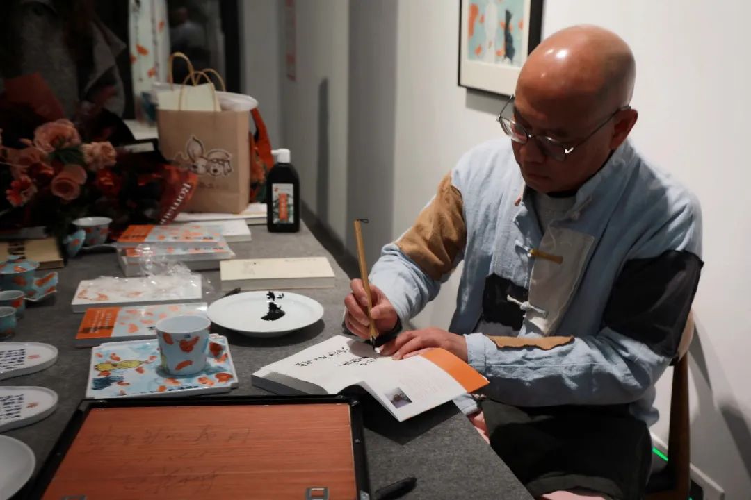 三文鱼飘到景德镇：马陈兵瓷都个展顺利开幕