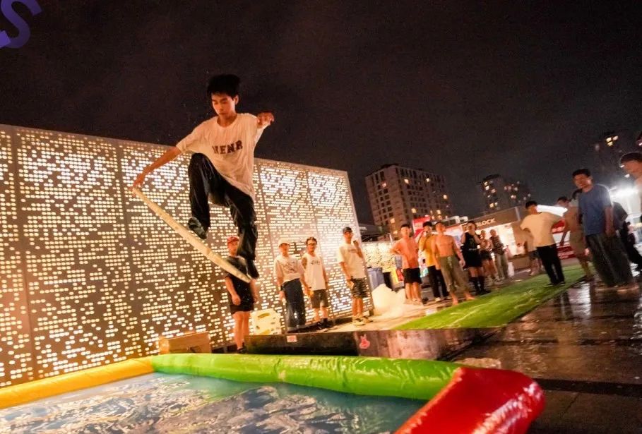 缤纷夜经济，购物中心升腾的“烟火气”