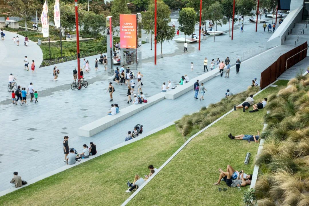 超越人体工程学：城市设计中公共座椅的变革力量