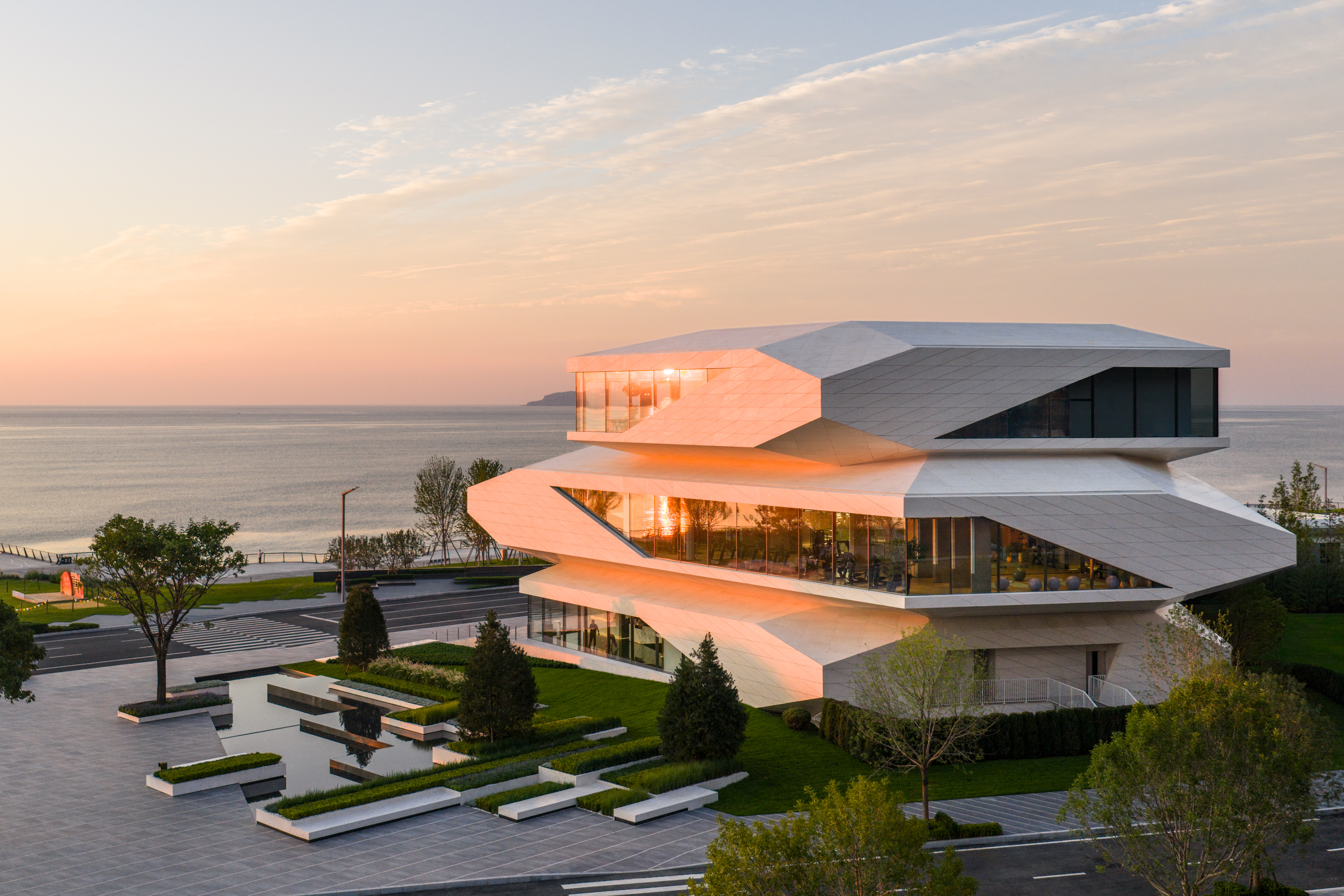 line+新作「石棱镜」，叠石望海，激活大连凌水湾滨海地景