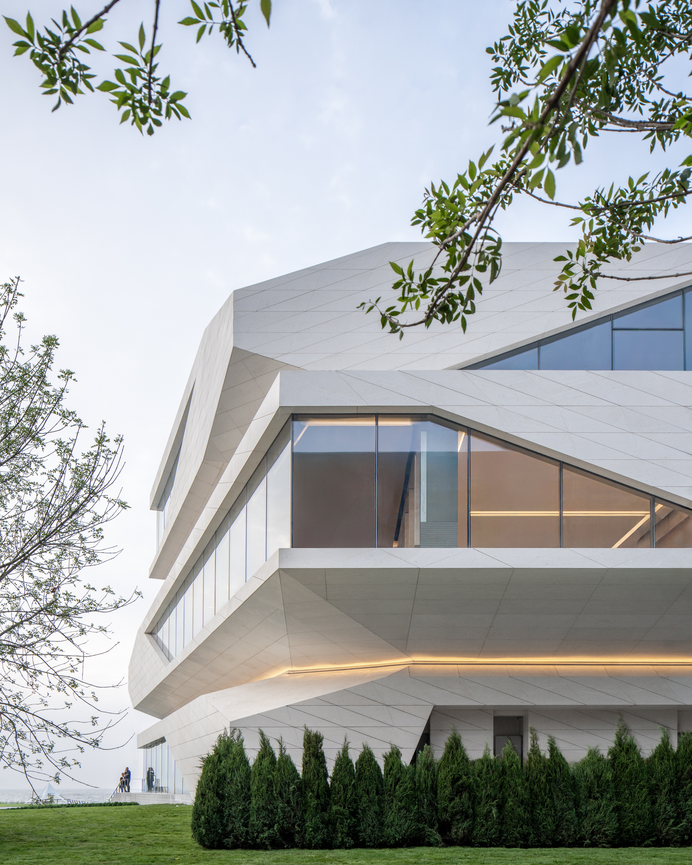 line+新作「石棱镜」，叠石望海，激活大连凌水湾滨海地景