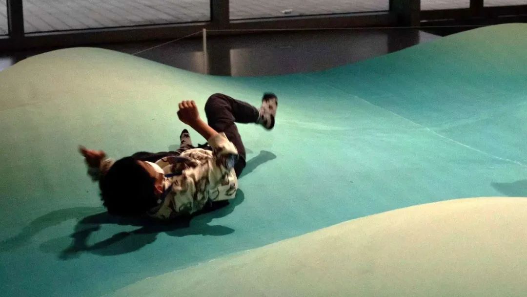 《马岩松：流动的大地》正在香港展出