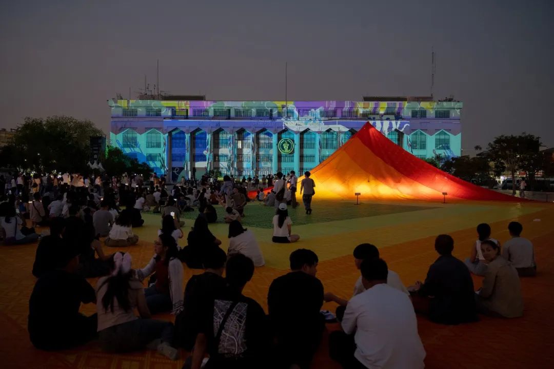 信息图像化的公共空间 | MVRDV 在曼谷设计周用再生塑料编织《巨型坐毯》