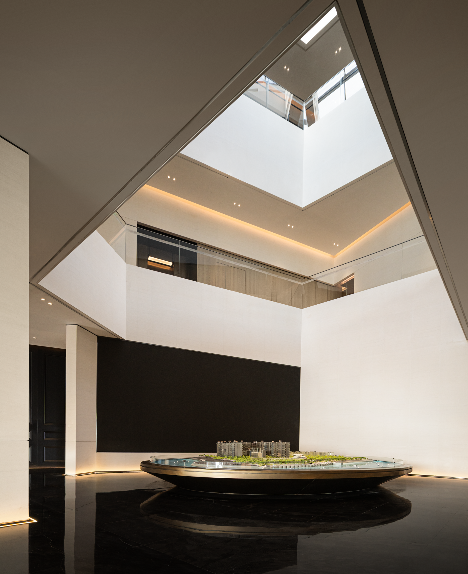 line+新作「石棱镜」，叠石望海，激活大连凌水湾滨海地景