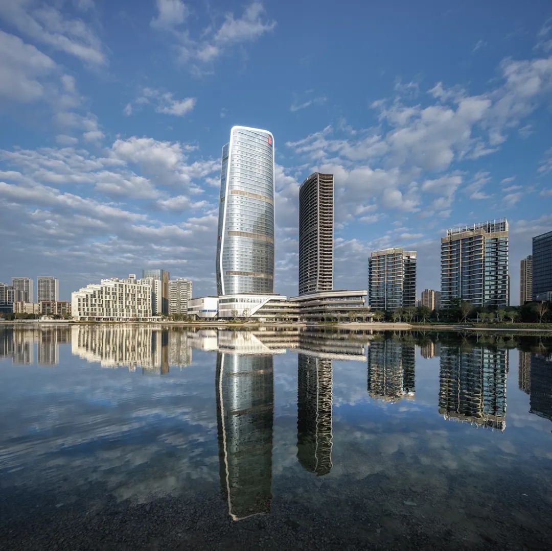 由 10 Design 设计的金湾华发国际商务中心正式落成
