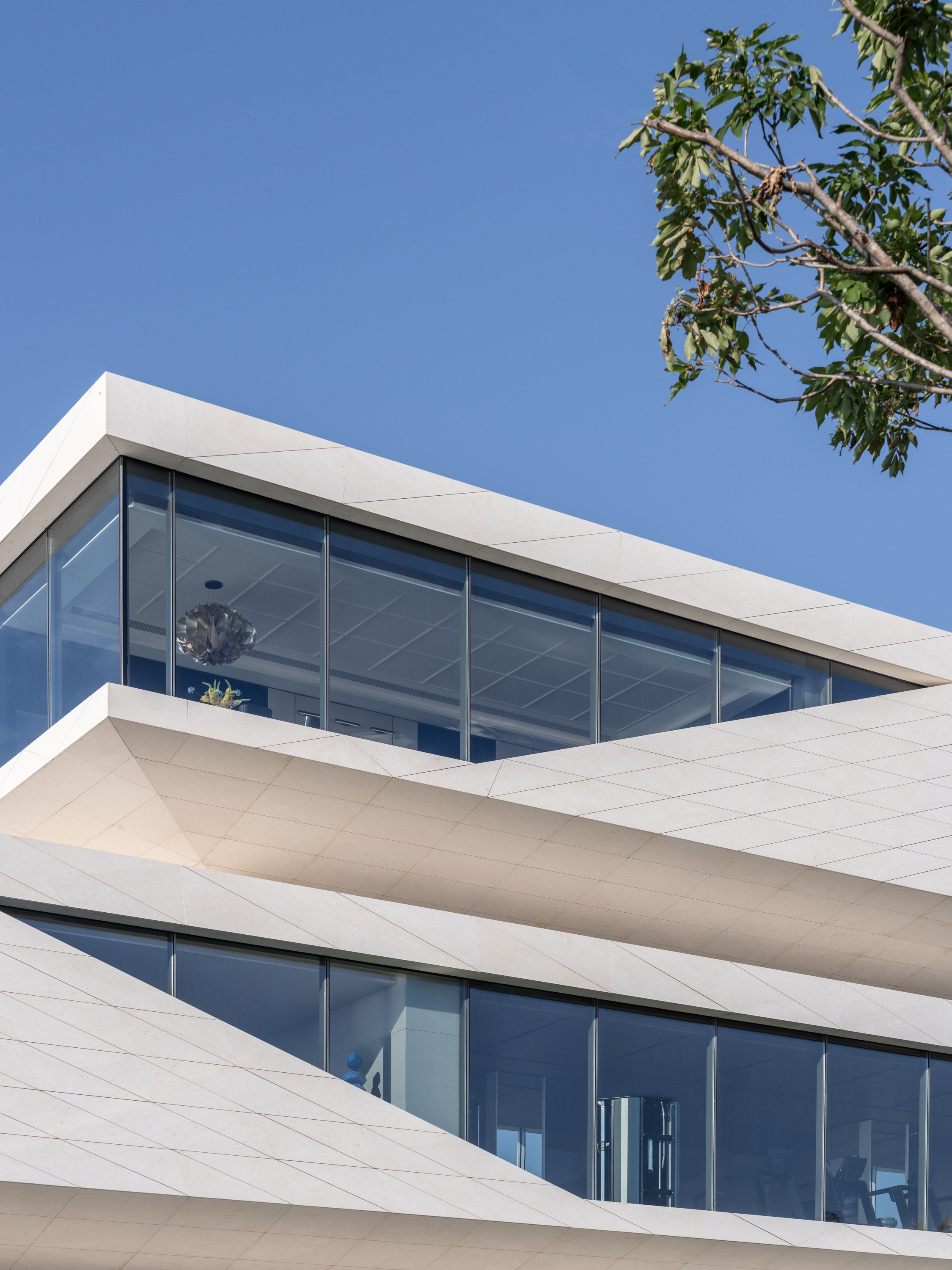 line+新作「石棱镜」，叠石望海，激活大连凌水湾滨海地景