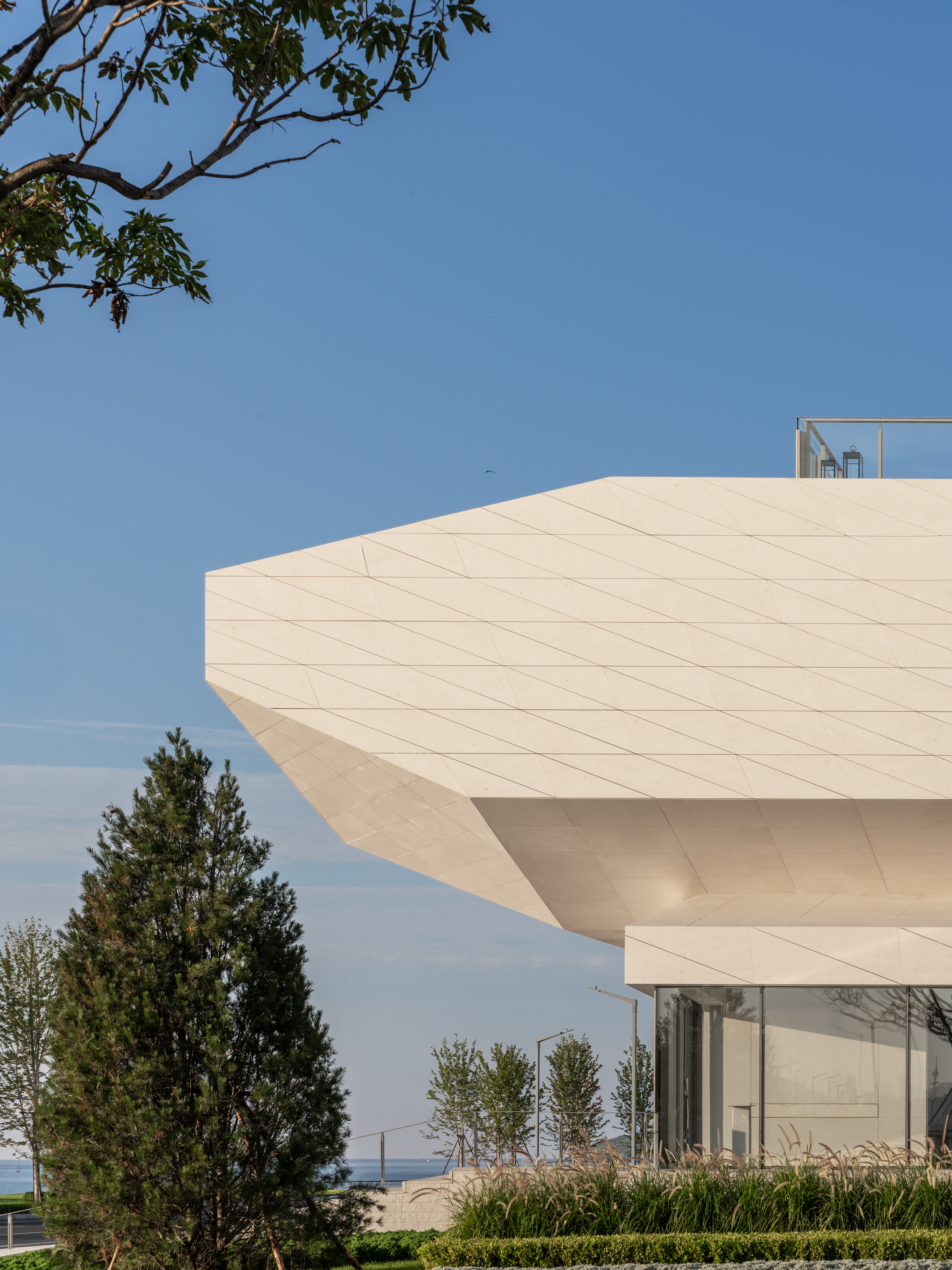 line+新作「石棱镜」，叠石望海，激活大连凌水湾滨海地景