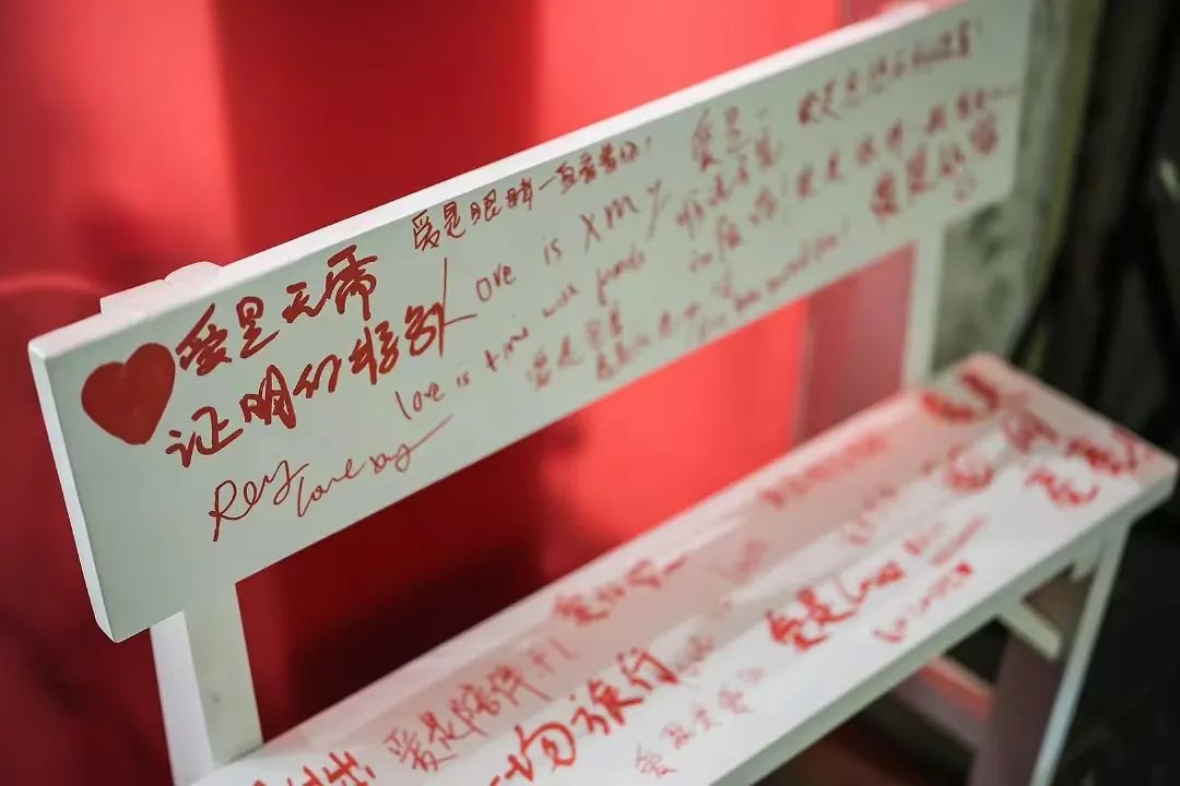 我朋友代理了一个巴黎潮牌眼镜品牌，在上海开了国内首店。  那时候，我正好在读两本书《潮牌之路》《卖什么都是卖体验》，就边看书边结合实际案例思考，如果我是她，代理这么一个巴黎潮牌眼镜品牌，如何一步步在国内打造品牌，形成裂变。  我朋友本身有成熟的商业思路，如今把这个品牌经营的有声有色，我随时翻到小红书的KOL视频里都能看见她的眼镜店的身影，又上了央视新闻作为国内首店的代表之一，又很快的马不停蹄的准备在淮海路开第二家店了。  我是无意间翻到之前的读书笔记，梳理一下当时的思考，发现她做的简直太棒了。  1. 新生代消费者参与品牌塑造的积极性日益高涨，让消费者参与品牌塑造，培养和激励他们的分享欲望。  2. 宣扬一种理念，眼镜也是服饰的一部分，潮人不只要不撞衫，也要不撞眼镜。  3. 征集摄影作品，佩戴该品牌的眼镜拍摄有风格的照片，可以接受投稿后，在官方的小红书账号上进行发布。  4. 塑造和定位品牌形象，和目标消费者的个人形象进行关联，定位潮牌、时尚、年轻，邀请设计师们做KOL代言，强化标签。  5. 通过宣传，邀请目标消费者不只是单独来购物，而是姐妹们一起，将一些有相似度的又有点不同的款式进行捆绑，形成闺蜜联合款，好基友款。是好闺蜜就戴一个品牌的眼镜一起出街。  6. 眼镜是易耗品，而不是通常来说一副眼镜戴好多年直到镜架变形了才换。  7. 打造品牌社群，在社群中通过艺术分享等方式，巩固品牌的艺术调性，吸引爱艺术的人们关注和加入社群。  8. 作为国内首店，让前期的顾客能够作为新生事物尝鲜者，心生自豪感。  9. 发展一些品牌衍生品，小礼物，促进消费和传播。  10. 只有价值定位清晰的产品，结合适当的品牌包装，才能长久赢得客户。  品牌战略  1. 刚开始注重，“为何用户选择我”，然后思考“怎样满足消费者需求”，而不仅仅关注产品本身，最后着手打造“什么样”的品牌。  2. 品牌和用户之间要有通畅、深入的沟通渠道，比如小红书？能够及时接收到客户的反馈和需求。  3. 宣传公司的品牌故事，使大众产品成为一个内涵丰富的品牌。  4. 采访顾客，征集他们与品牌产品之间的故事，可以在店内设置照片墙，以及将小红书为虚拟空间设立线上的故事墙和照片墙。打造出“戴这个品牌的眼镜的用户都是一群富有创意而且非常有趣的人”  5. 你不必自己推广产品，你只需要编写一些故事，让大家乐于口口相传，互相分享。  6. 眼镜引申出“看世界”“看人”“走出去”“眼睛的交流”“透过眼镜看到美”等立意  7. 独特的故事主张，创作品牌暖情小故事，就像当初的益达口香糖广告系列，比如一些偶遇、爱情、相约、温情、偶像剧连续剧短剧进行传播。  8. 定制印有眼镜的T恤  9. 反复讲好品牌故事，让大家形成一致看法，他们会自发的宣传你的品牌。  10. 想一句口号。  11. 推出一些新款的样片，邀请大家免费试戴一周? 要求是需要朋友圈发照片。  12. 狂热？执着？信念？大胆？真诚？表达？活力？思考如何让品牌与这些相关联。  13. 公益行为。比如，送眼镜给一些非目标客群，他们没有能力得到适合的眼镜，然后讲这些公益行为记录，传播，在店里照片墙展示等。制定切实可行的公益营销战略，必须建立与目标受众产生情感共鸣的纽带。比如，如今的快递小哥群体，大厂失业群体等。让客户和社会公众觉得你的公益行为真实可靠且可持续发展。  14. 产地比产品更重要。比如，强调品牌来自巴黎。  15. 注重客户体验，比如，快递眼镜的时候，店长手写的卡片，祝福，以及包装盒的设计感等。  16. 店里放拍立得。邀请顾客买完就拍照留念，在店里留下靓影。  17.对于进店后没有购买的顾客，留下他们的需求，希望的款式和使用场景，下次上新品的时候可以及时告诉他们。  18. 分销，带客，裂变。  19.个别款式做到稀缺性，独一无二。  20.上新款的时候，第一个购买的顾客有命名权，可以在官方小红书账号上官宣。  21. 多为顾客定制产品或者定制服务。  22. 先将店长和店员的认识的朋友建个品牌初始群，然后邀请每个朋友拉5个新朋友入群，每增加50或者100个时候，开始抽奖，送一副眼镜。中奖的要离开群，但是要再5个或者10个进群。  23. 每个到店领眼镜奖品的人必须带一个朋友来。  24. 发动大家一起出点子。  图片来源：品牌主理人Michelle Ye