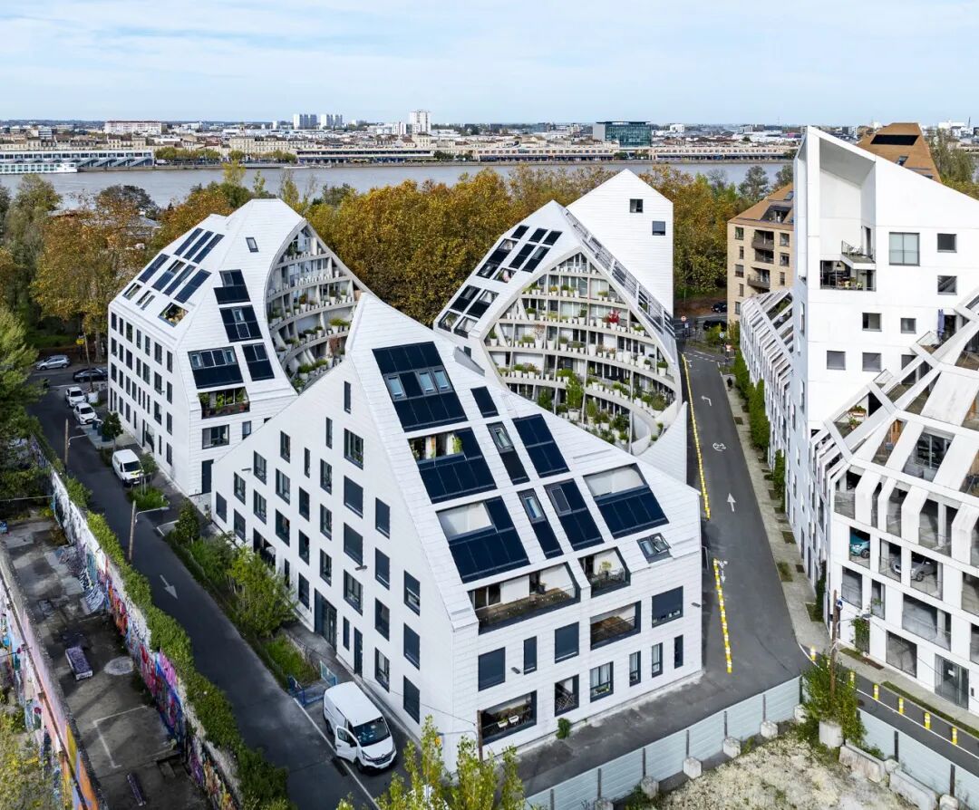MVRDV 完成法国波尔多「绿谷」生态住宅：用光线切割出绿意盎然的宜居庭院