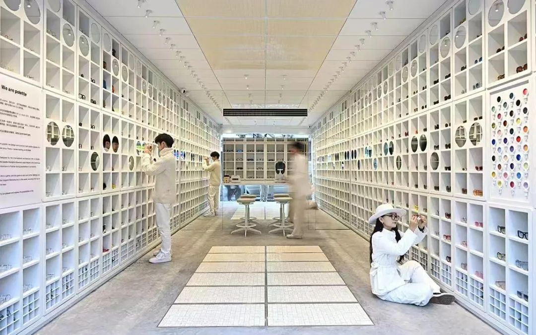 我朋友代理了一个巴黎潮牌眼镜品牌，在上海开了国内首店。  那时候，我正好在读两本书《潮牌之路》《卖什么都是卖体验》，就边看书边结合实际案例思考，如果我是她，代理这么一个巴黎潮牌眼镜品牌，如何一步步在国内打造品牌，形成裂变。  我朋友本身有成熟的商业思路，如今把这个品牌经营的有声有色，我随时翻到小红书的KOL视频里都能看见她的眼镜店的身影，又上了央视新闻作为国内首店的代表之一，又很快的马不停蹄的准备在淮海路开第二家店了。  我是无意间翻到之前的读书笔记，梳理一下当时的思考，发现她做的简直太棒了。  1. 新生代消费者参与品牌塑造的积极性日益高涨，让消费者参与品牌塑造，培养和激励他们的分享欲望。  2. 宣扬一种理念，眼镜也是服饰的一部分，潮人不只要不撞衫，也要不撞眼镜。  3. 征集摄影作品，佩戴该品牌的眼镜拍摄有风格的照片，可以接受投稿后，在官方的小红书账号上进行发布。  4. 塑造和定位品牌形象，和目标消费者的个人形象进行关联，定位潮牌、时尚、年轻，邀请设计师们做KOL代言，强化标签。  5. 通过宣传，邀请目标消费者不只是单独来购物，而是姐妹们一起，将一些有相似度的又有点不同的款式进行捆绑，形成闺蜜联合款，好基友款。是好闺蜜就戴一个品牌的眼镜一起出街。  6. 眼镜是易耗品，而不是通常来说一副眼镜戴好多年直到镜架变形了才换。  7. 打造品牌社群，在社群中通过艺术分享等方式，巩固品牌的艺术调性，吸引爱艺术的人们关注和加入社群。  8. 作为国内首店，让前期的顾客能够作为新生事物尝鲜者，心生自豪感。  9. 发展一些品牌衍生品，小礼物，促进消费和传播。  10. 只有价值定位清晰的产品，结合适当的品牌包装，才能长久赢得客户。  品牌战略  1. 刚开始注重，“为何用户选择我”，然后思考“怎样满足消费者需求”，而不仅仅关注产品本身，最后着手打造“什么样”的品牌。  2. 品牌和用户之间要有通畅、深入的沟通渠道，比如小红书？能够及时接收到客户的反馈和需求。  3. 宣传公司的品牌故事，使大众产品成为一个内涵丰富的品牌。  4. 采访顾客，征集他们与品牌产品之间的故事，可以在店内设置照片墙，以及将小红书为虚拟空间设立线上的故事墙和照片墙。打造出“戴这个品牌的眼镜的用户都是一群富有创意而且非常有趣的人”  5. 你不必自己推广产品，你只需要编写一些故事，让大家乐于口口相传，互相分享。  6. 眼镜引申出“看世界”“看人”“走出去”“眼睛的交流”“透过眼镜看到美”等立意  7. 独特的故事主张，创作品牌暖情小故事，就像当初的益达口香糖广告系列，比如一些偶遇、爱情、相约、温情、偶像剧连续剧短剧进行传播。  8. 定制印有眼镜的T恤  9. 反复讲好品牌故事，让大家形成一致看法，他们会自发的宣传你的品牌。  10. 想一句口号。  11. 推出一些新款的样片，邀请大家免费试戴一周? 要求是需要朋友圈发照片。  12. 狂热？执着？信念？大胆？真诚？表达？活力？思考如何让品牌与这些相关联。  13. 公益行为。比如，送眼镜给一些非目标客群，他们没有能力得到适合的眼镜，然后讲这些公益行为记录，传播，在店里照片墙展示等。制定切实可行的公益营销战略，必须建立与目标受众产生情感共鸣的纽带。比如，如今的快递小哥群体，大厂失业群体等。让客户和社会公众觉得你的公益行为真实可靠且可持续发展。  14. 产地比产品更重要。比如，强调品牌来自巴黎。  15. 注重客户体验，比如，快递眼镜的时候，店长手写的卡片，祝福，以及包装盒的设计感等。  16. 店里放拍立得。邀请顾客买完就拍照留念，在店里留下靓影。  17.对于进店后没有购买的顾客，留下他们的需求，希望的款式和使用场景，下次上新品的时候可以及时告诉他们。  18. 分销，带客，裂变。  19.个别款式做到稀缺性，独一无二。  20.上新款的时候，第一个购买的顾客有命名权，可以在官方小红书账号上官宣。  21. 多为顾客定制产品或者定制服务。  22. 先将店长和店员的认识的朋友建个品牌初始群，然后邀请每个朋友拉5个新朋友入群，每增加50或者100个时候，开始抽奖，送一副眼镜。中奖的要离开群，但是要再5个或者10个进群。  23. 每个到店领眼镜奖品的人必须带一个朋友来。  24. 发动大家一起出点子。  图片来源：品牌主理人Michelle Ye
