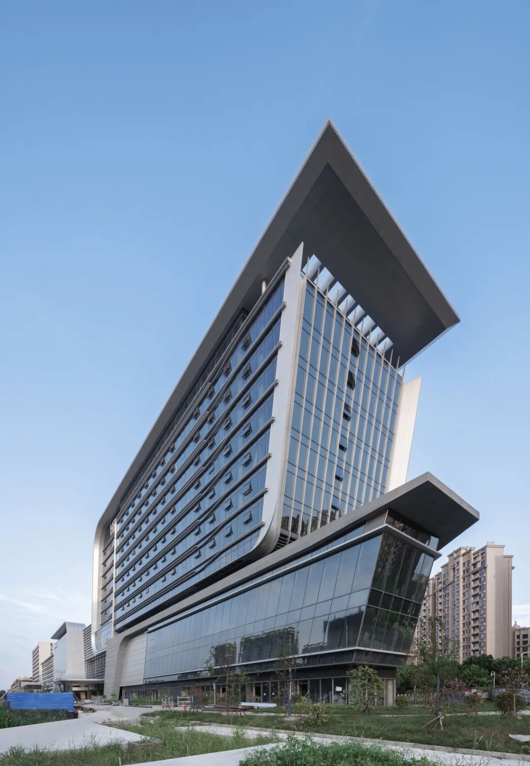 上海新虹桥灿辉希尔顿五星级酒店丨一幅展现流线与速度感的立面画卷