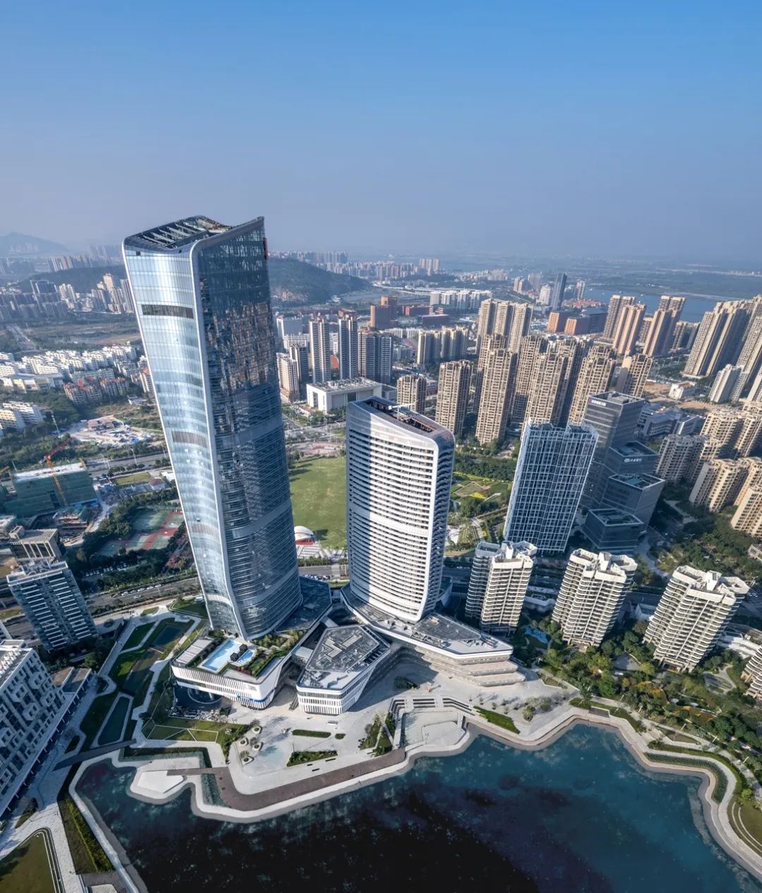 由 10 Design 设计的金湾华发国际商务中心正式落成