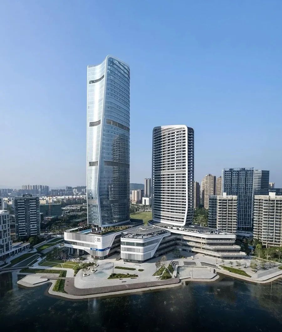 由 10 Design 设计的金湾华发国际商务中心正式落成