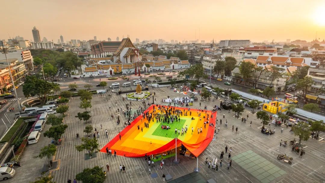 信息图像化的公共空间 | MVRDV 在曼谷设计周用再生塑料编织《巨型坐毯》