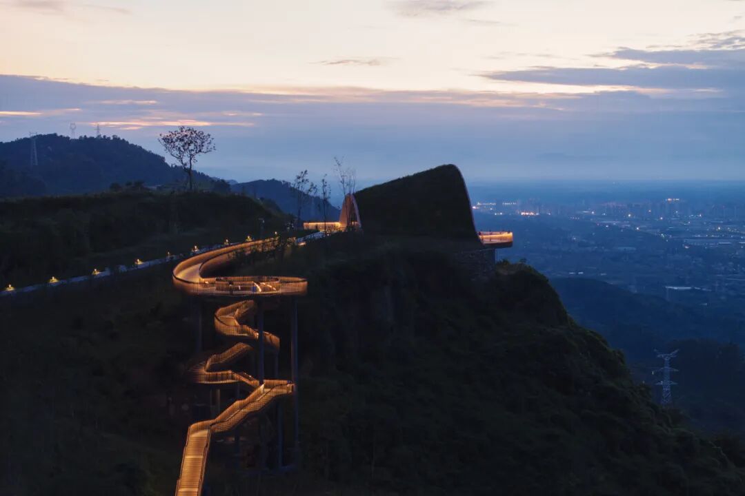 长秋月观景台 | MVRDV在成都蒲江打造与山地自然交融的木构观景建筑
